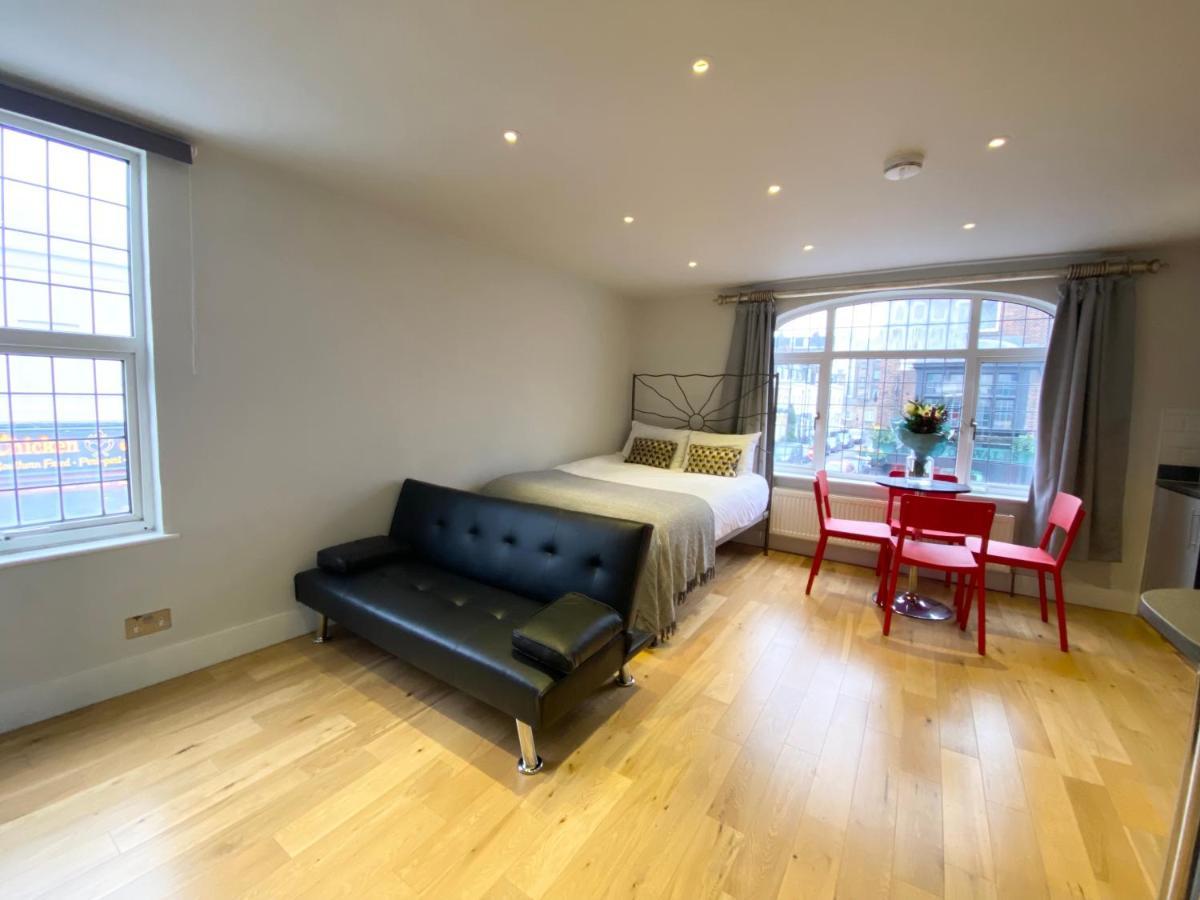 Stylish Maisonette And Studio In Victoria Лондон Екстериор снимка